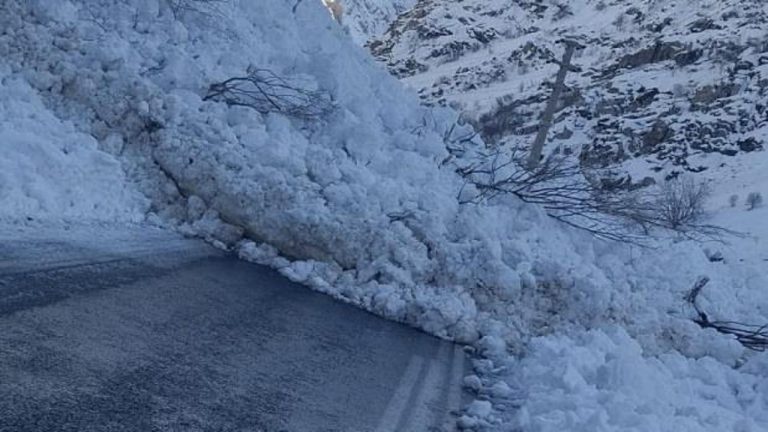 Hakkari’de Çığ Tehlikesi Gerçekleşti: Yüksek Kar Örtüsü Ulaşıma Engel Oldu