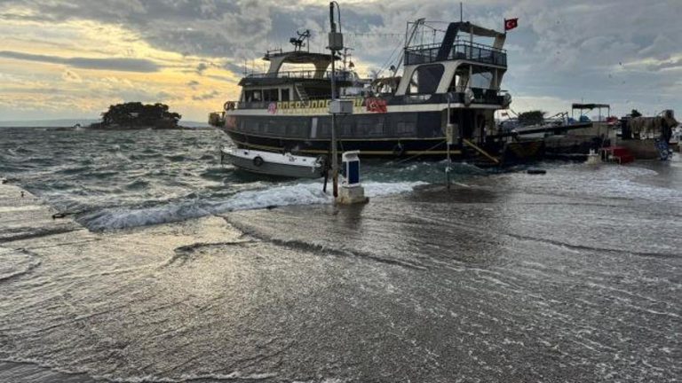 Erdek’te Lodos Fırtınası: Sahiller Su Altında Kaldı, Hayat Durdu