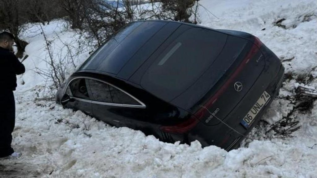 Kartalkaya Yolu Karla Kaplı Pist Oldu: Lüks Araç Saplandı