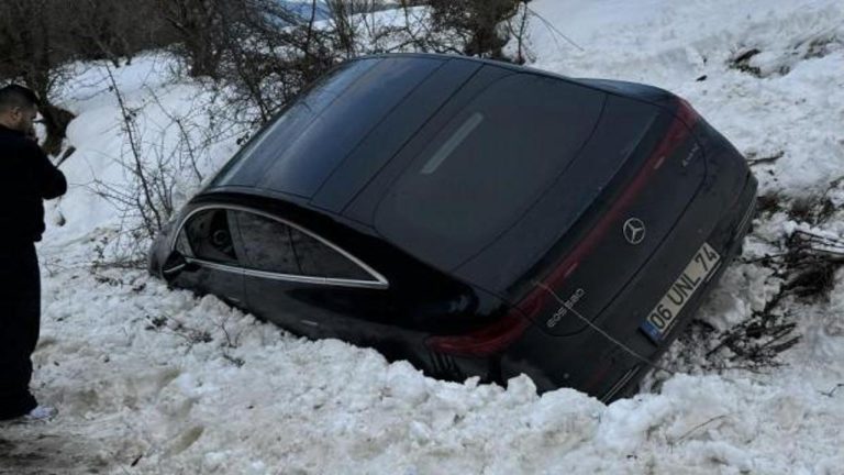 Kartalkaya Yolu Karla Kaplı Pist Oldu: Lüks Araç Saplandı